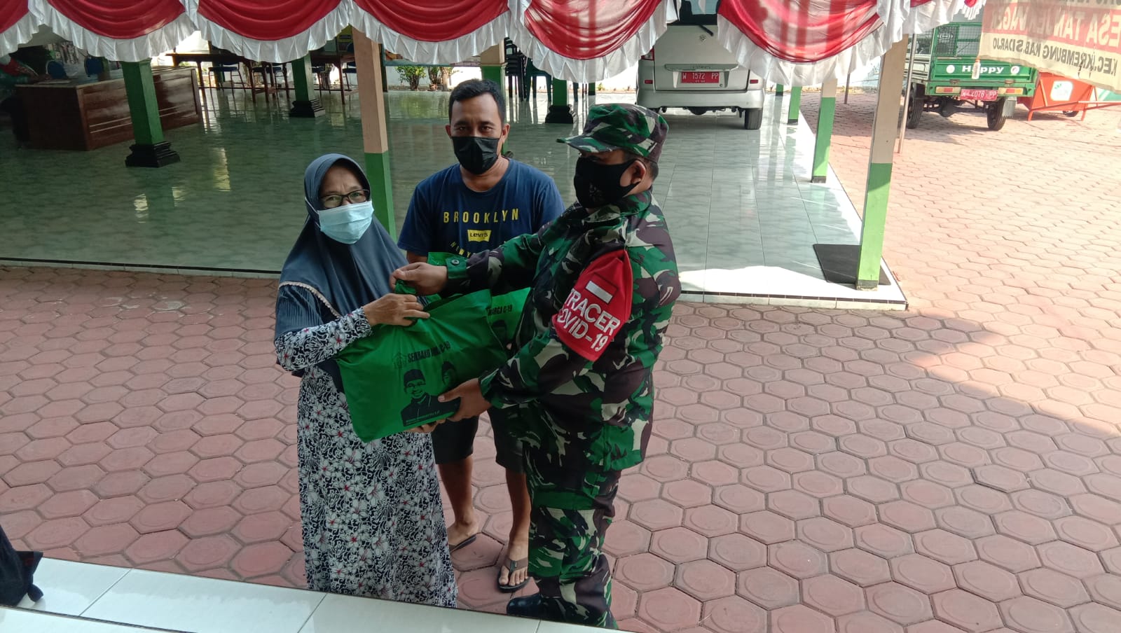 Babinsa Desa Tanjek Wagir Ikut Bagikan Bantuan Sembako Kepada Warga.