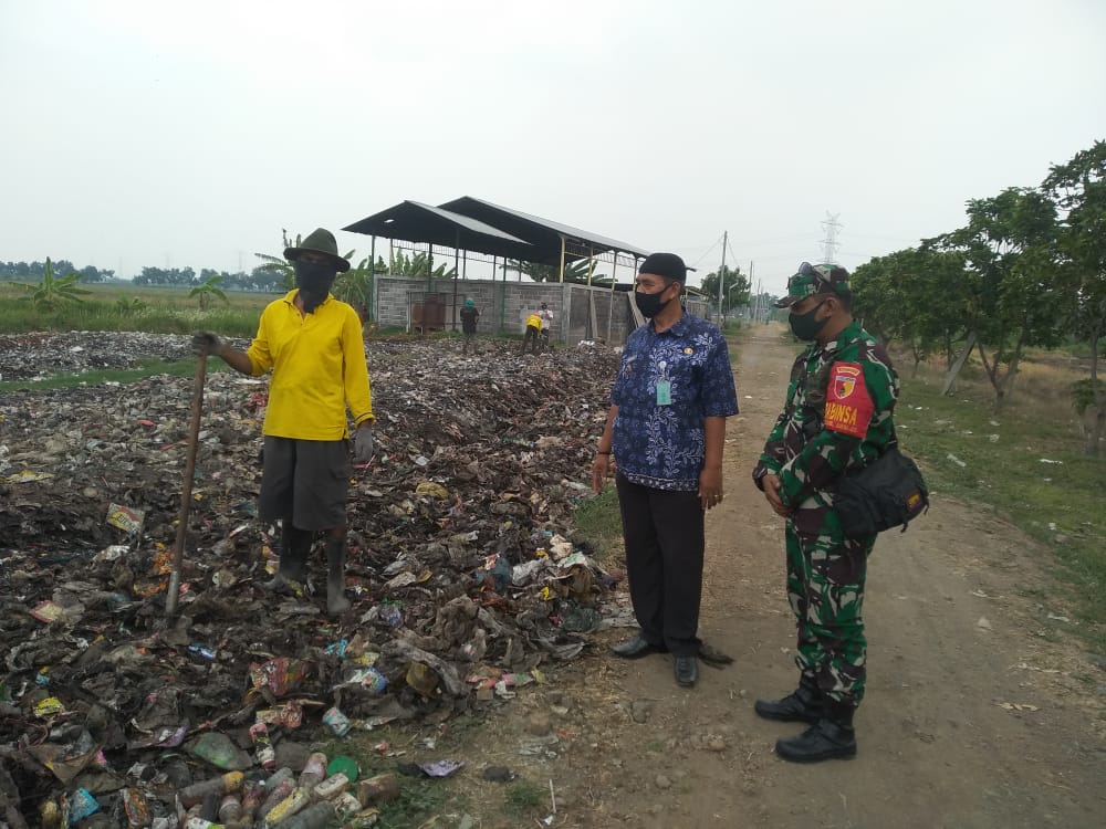 Babinsa Tulangan Bersama Kades Kebaron kunjungi Pemanfaatan Sampah