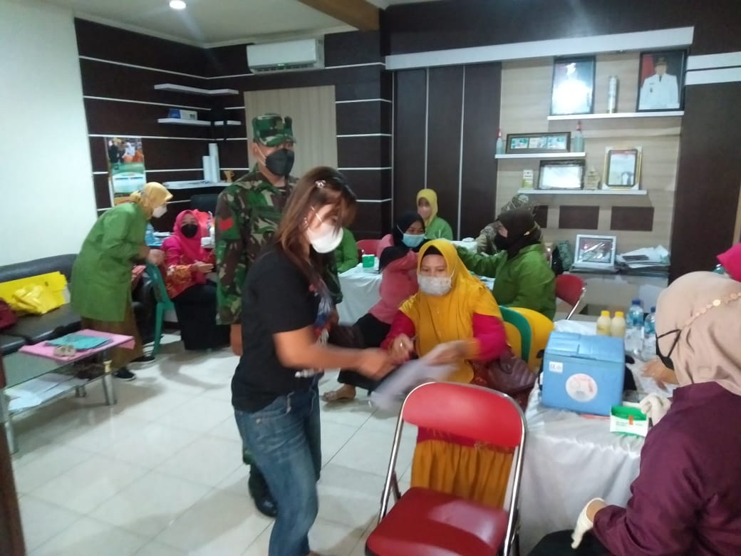 1000 VAKSINASI COVID-19 PADA WARGA DESA JUNWANGI DAN DESA TERIK KRIAN