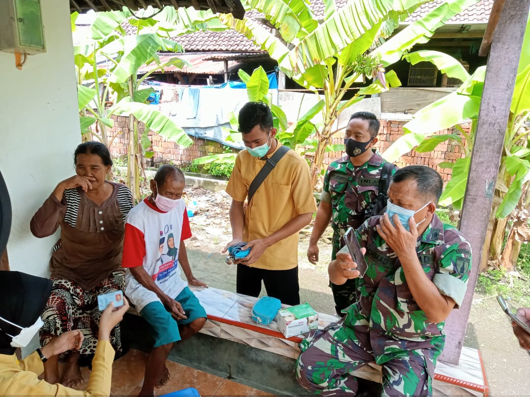 Anggota Ramil 0816/07 Krembung Laksanakan Pendampingan Kegiatan Vaksin