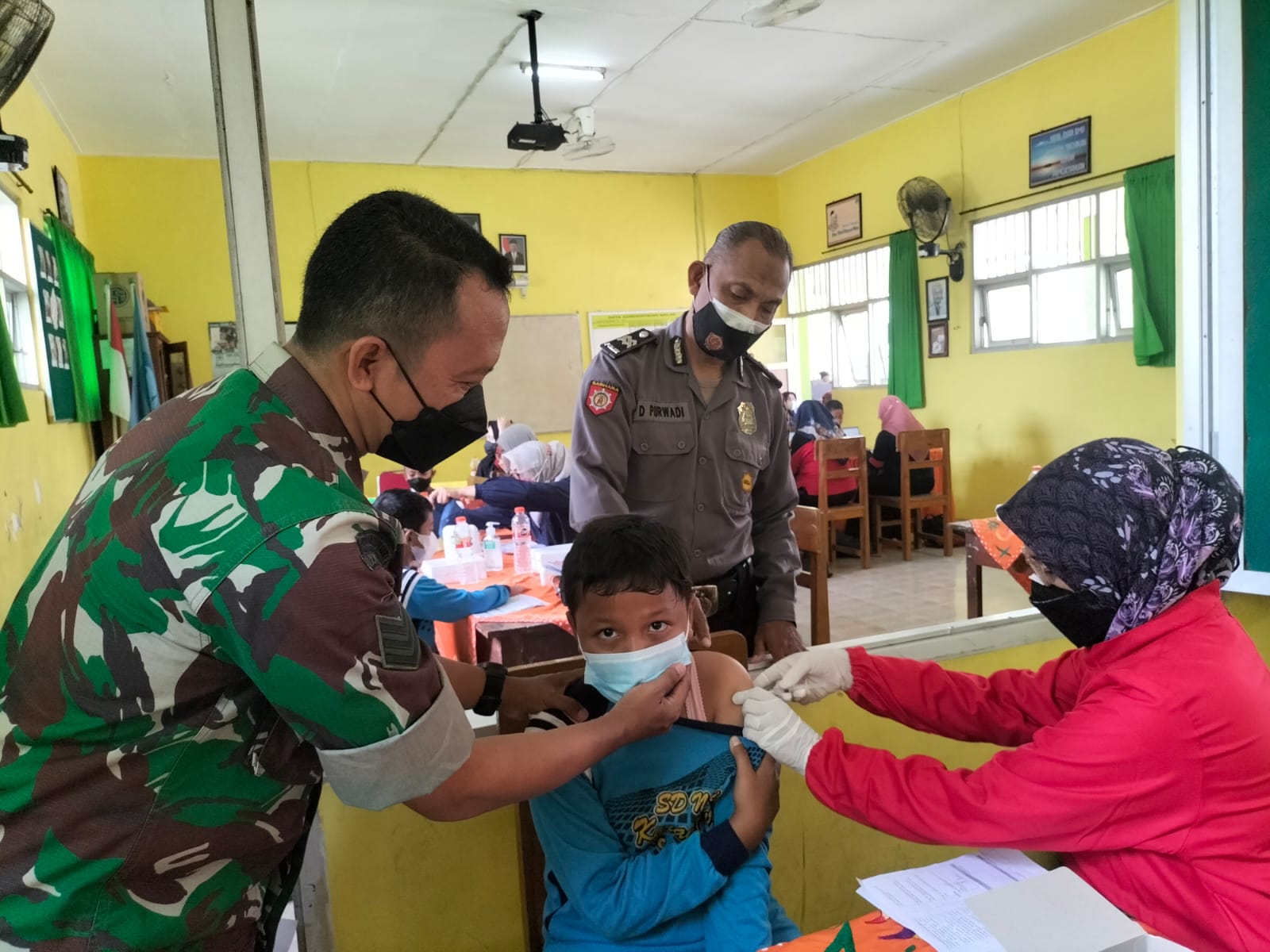 Babinsa Koramil 0816/13 Wonoayu Dampingi Pelaksanaan Vaksinasi Anak