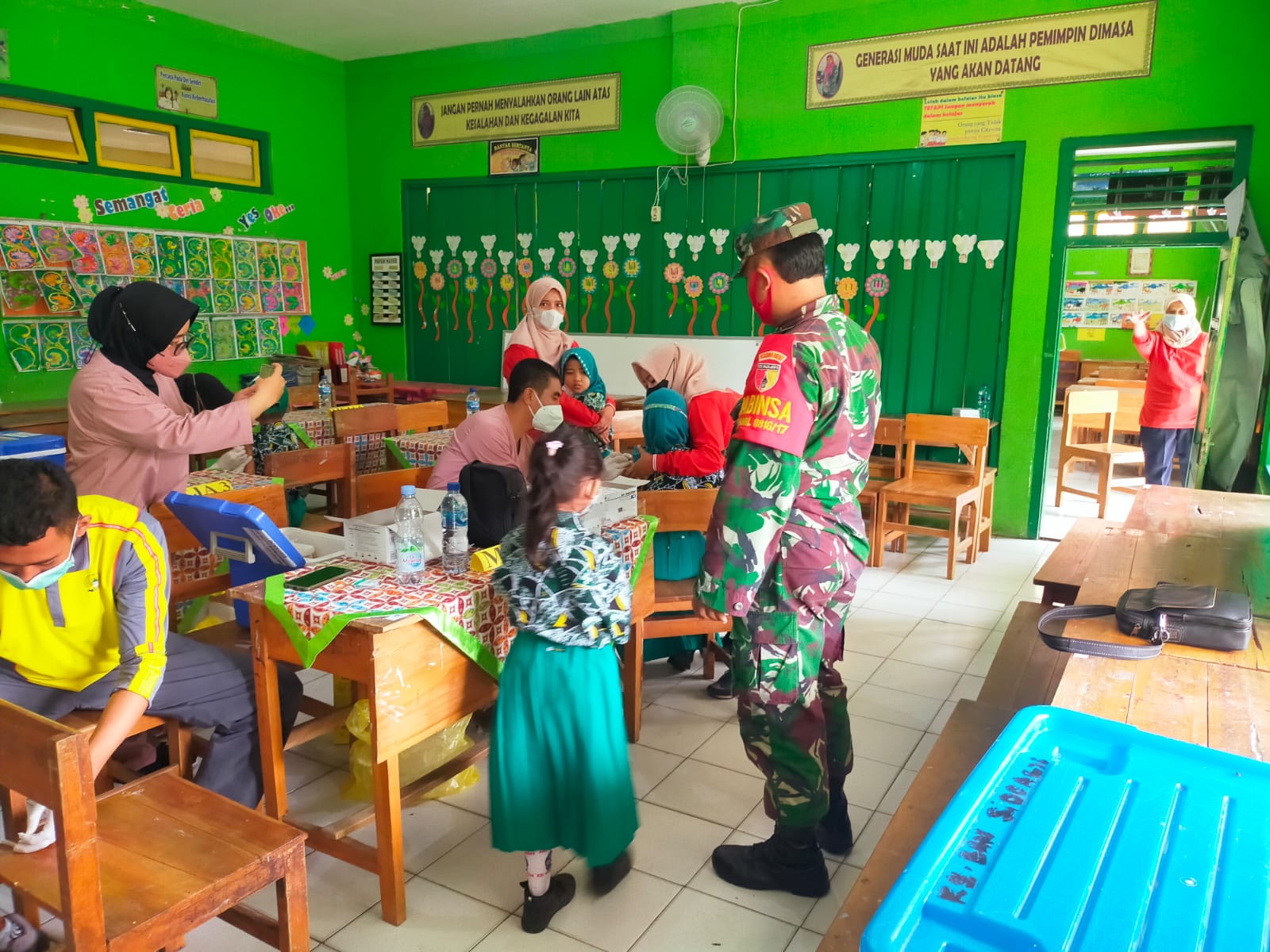 Babinsa Ramil 0816/17 Gedangan setia dampingi anak-anak untuk vaksin