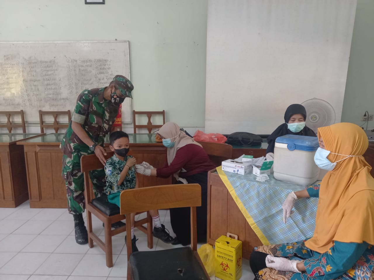 Danramil 0816/03 Buduran dan Babinsa Banjarkemantren dampingi vaksin