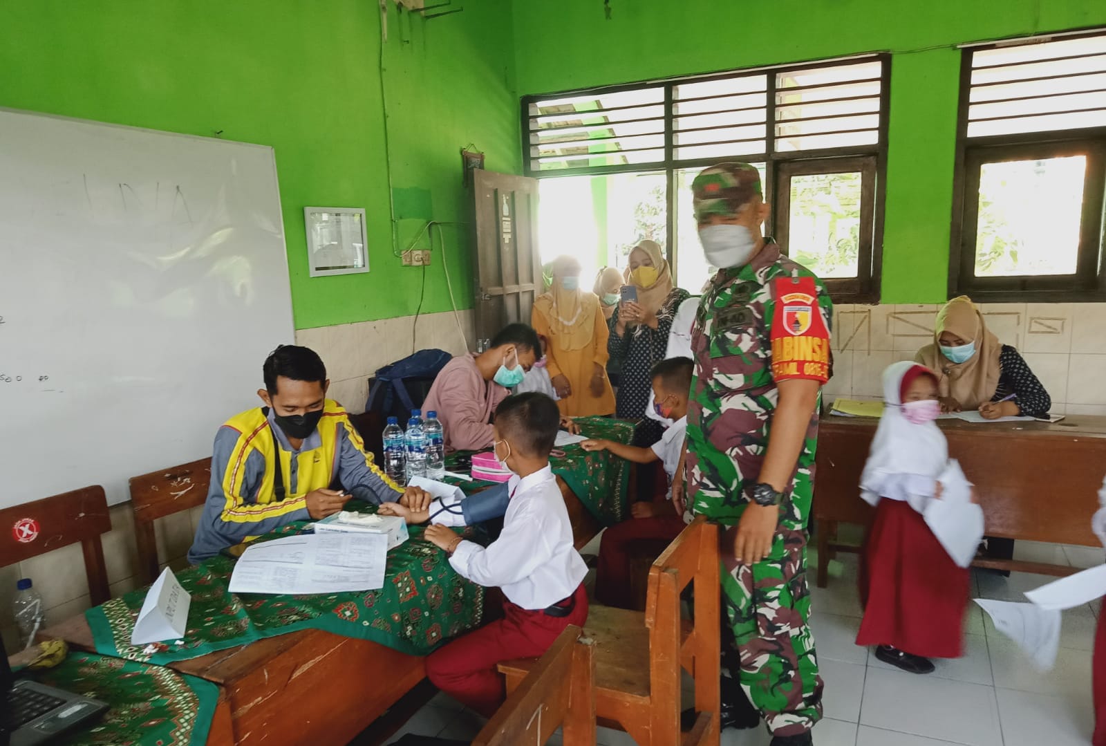 Program Vaksin terus berjalan,Babinsa Buduran Laksanakan Pendampingan