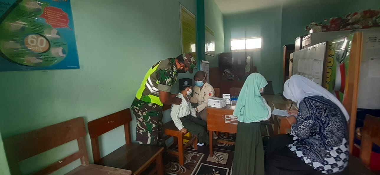 BABINSA KELURAHAN CELEP SERKA SUPARNO DAMPINGI VAKSINASI COVID-19 ANAK