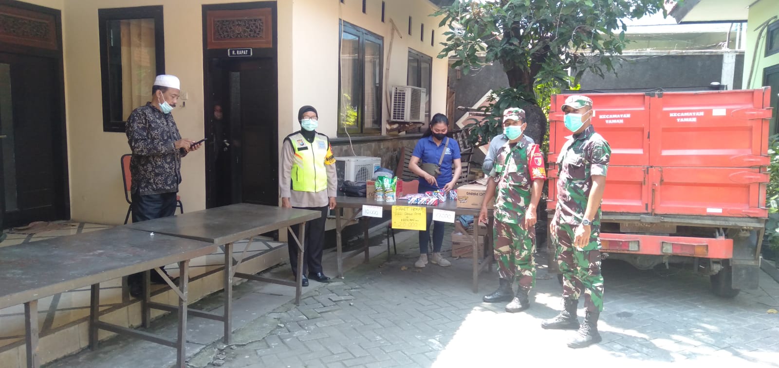 BABINSA KORAMIL 0816/14 TAMAN DAMPINGI KEGIATAN OPRASI PASAR MURAH
