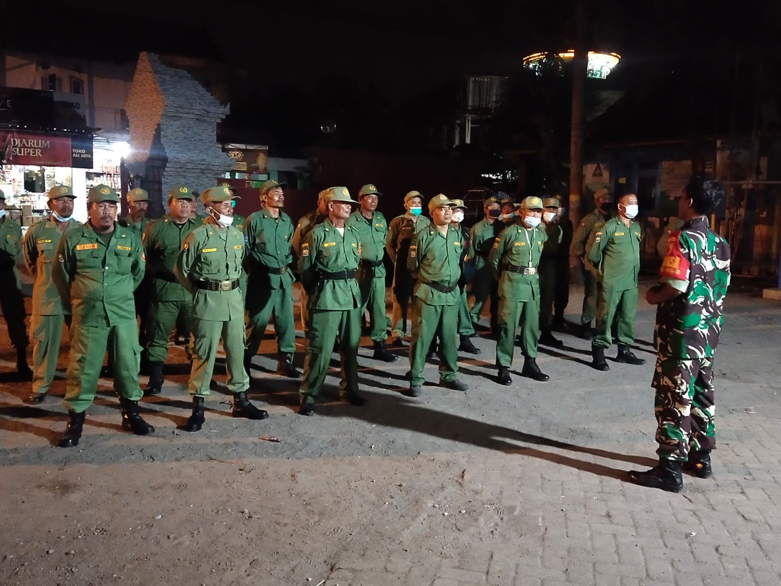 Babinsa Koramil 0816/10 Balongbendo Berikan Latihan ke Linmas