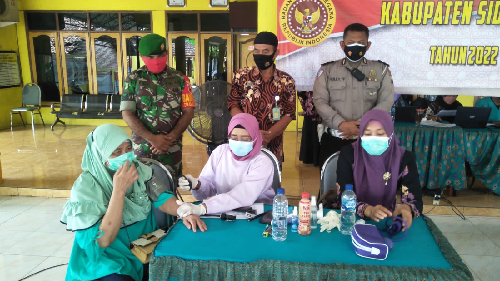 Babinsa Dan Bhabinkamtibmas Desa Kebaron dampingi Vaksinasi Covid-19
