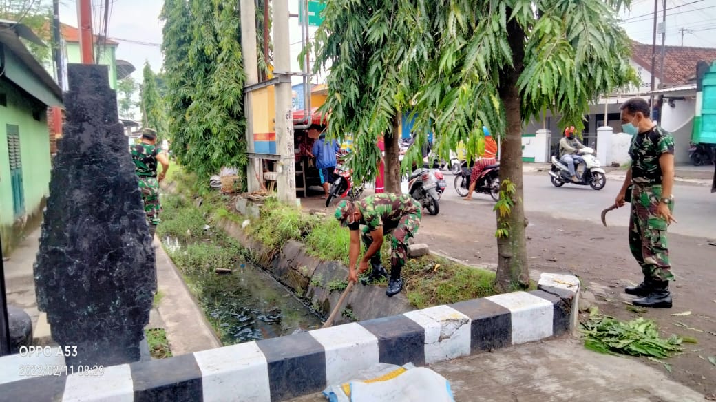 Anggota Koramil 0816/05 Tulangan Laksanakan Pembersihan Pangkalan