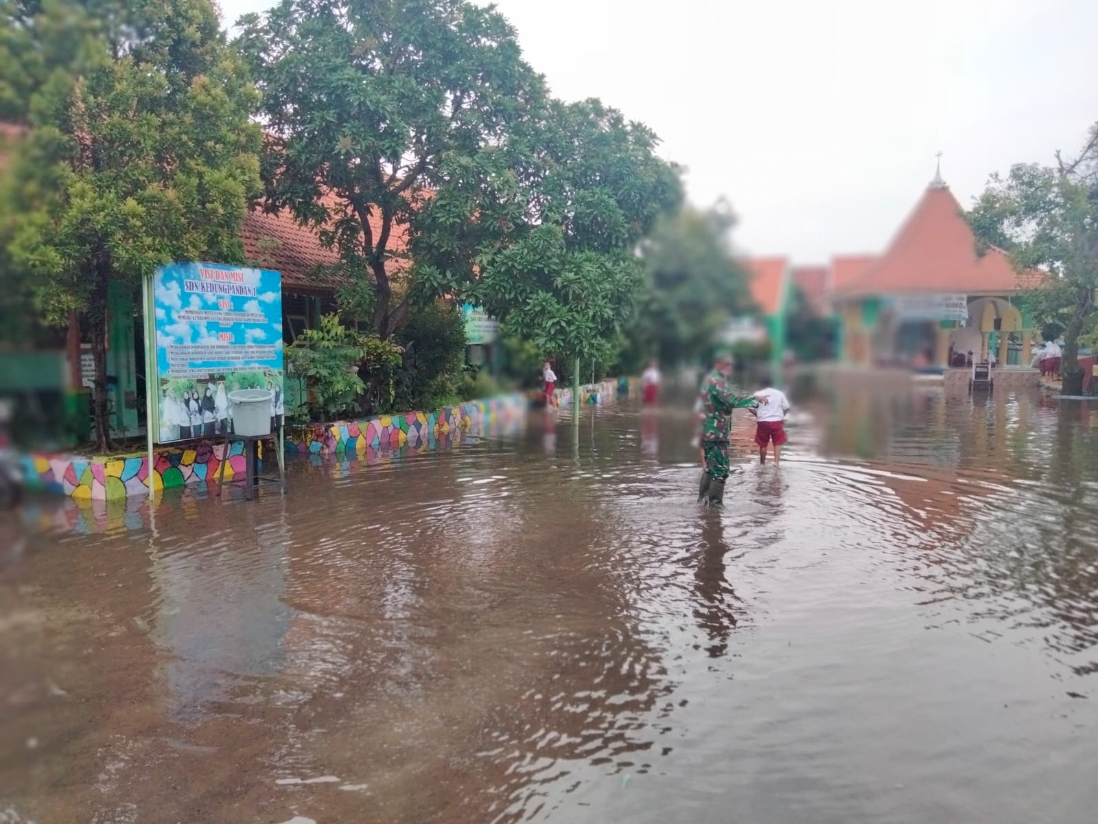 Babinsa Desa Kupang Jabon terus pantau wilayah terdampak banjir