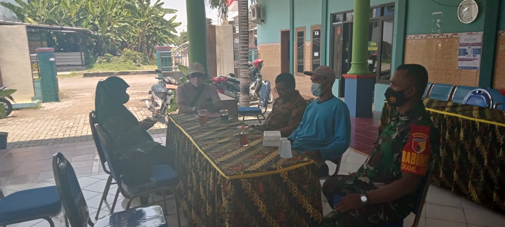 Babinsa Monitoring Pendaftaran Calon Kades Di Desa Penatarsewu