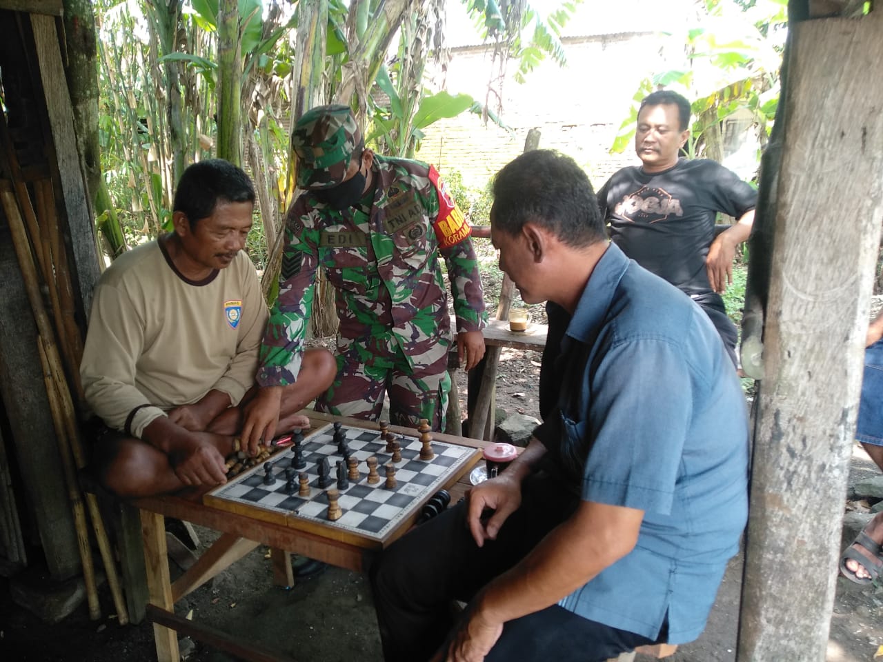 Jaga Hubungan Baik, Babinsa Tulangan Melaksanakan Komsos dengan Warga