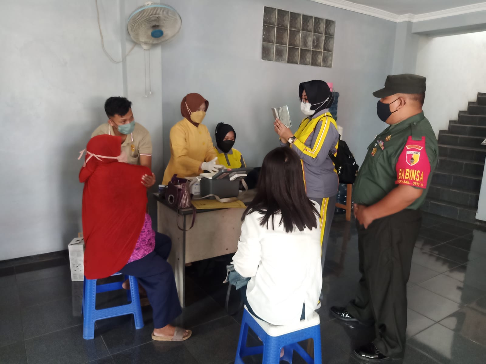 TNI mendampingi vaksin di SPBU Ds. Betro Sedati