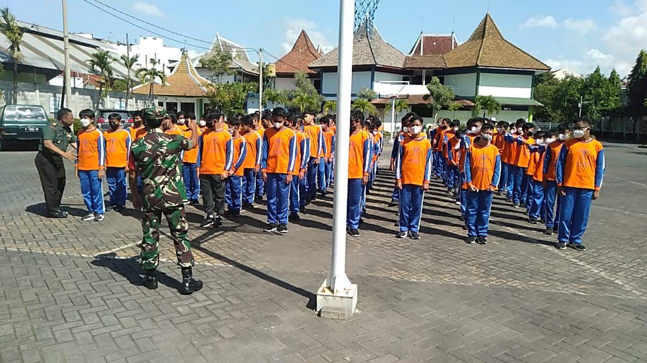 DANRAMIL 0816/16 WARU MEMBERIKAN MATERI WAWASAN KEBANGSAAN DAN MATERI PBB SAAT ACARA MPLS SMP AL MUSLIM KEC. WARU