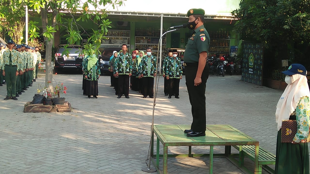 Kapten Inf Moh.Said Serta Babinsa Koptu Ikwan Ikut Andil Dalam Masa Perkenalan Lingkungan Sekolah Kepada Peserta Didik Baru