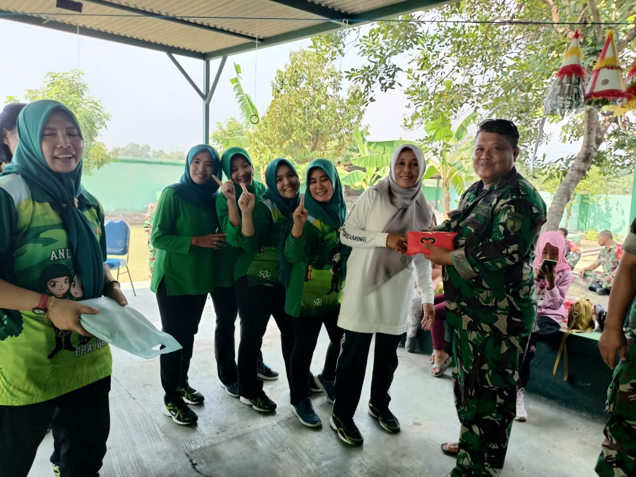 Anggota Ramil 0816/07 Krembung Beserta Anggota Persit Ranting 08/ Krembung Adakan Lomba Meriahkan HUT RI ke 77 tahun 2022