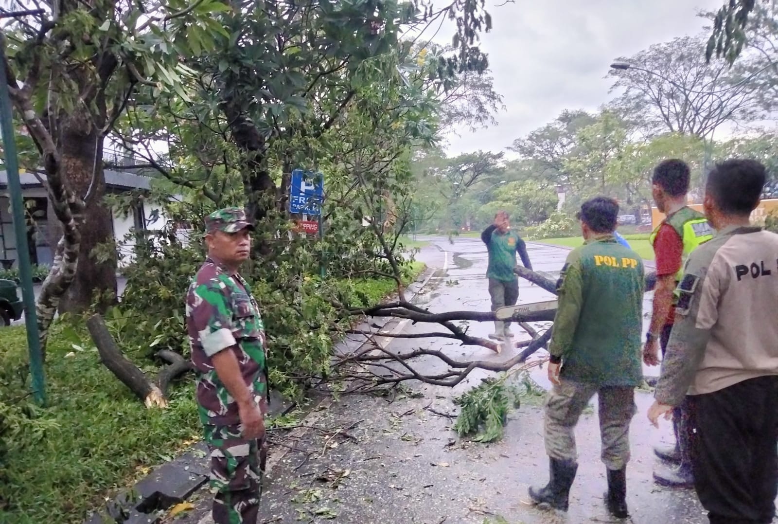 Babinsa Koramil 0816/01 Sidoarjo Kota sigap bantu warga terdampak puting beliung