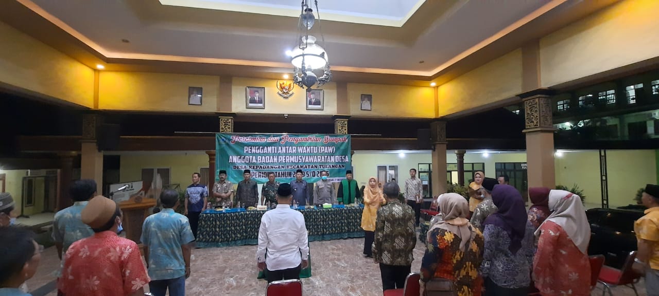Peltu Lukman Dampingi Danramil 0816/05 Tulangan Hadiri Pelantikan PAW BPD