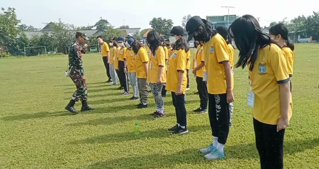Babinsa Koramil 0816/06 Tanggulangin Mlaks Kegiatan Bela Negara Dengan Pelatihan Baris berbaris (PBB) Terhadap Siswa-wi SMP Katolik Sidoarjo