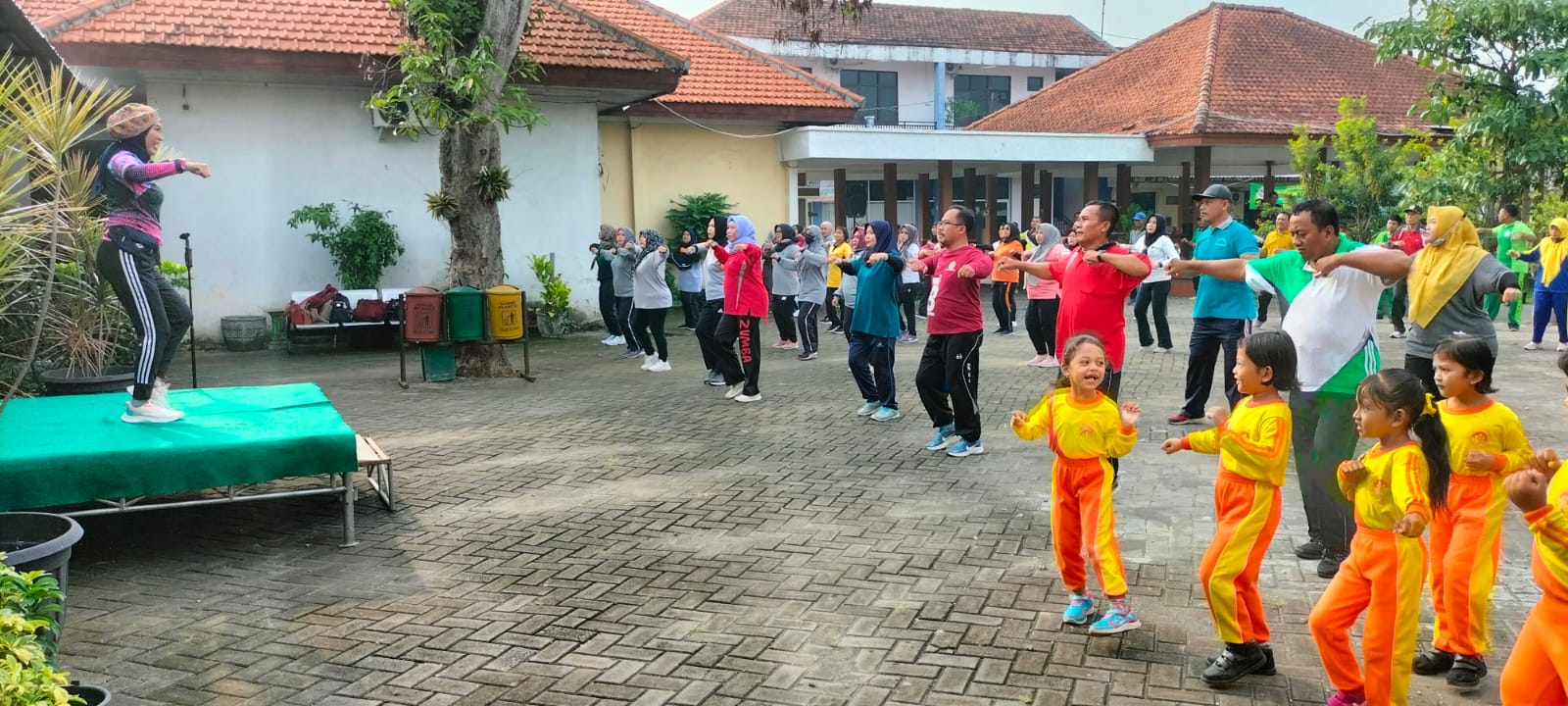 Jalin Sinergitas, Babinsa Koramil 0816/13 Wonoayu ikuti senam bersama dengan masyarakat