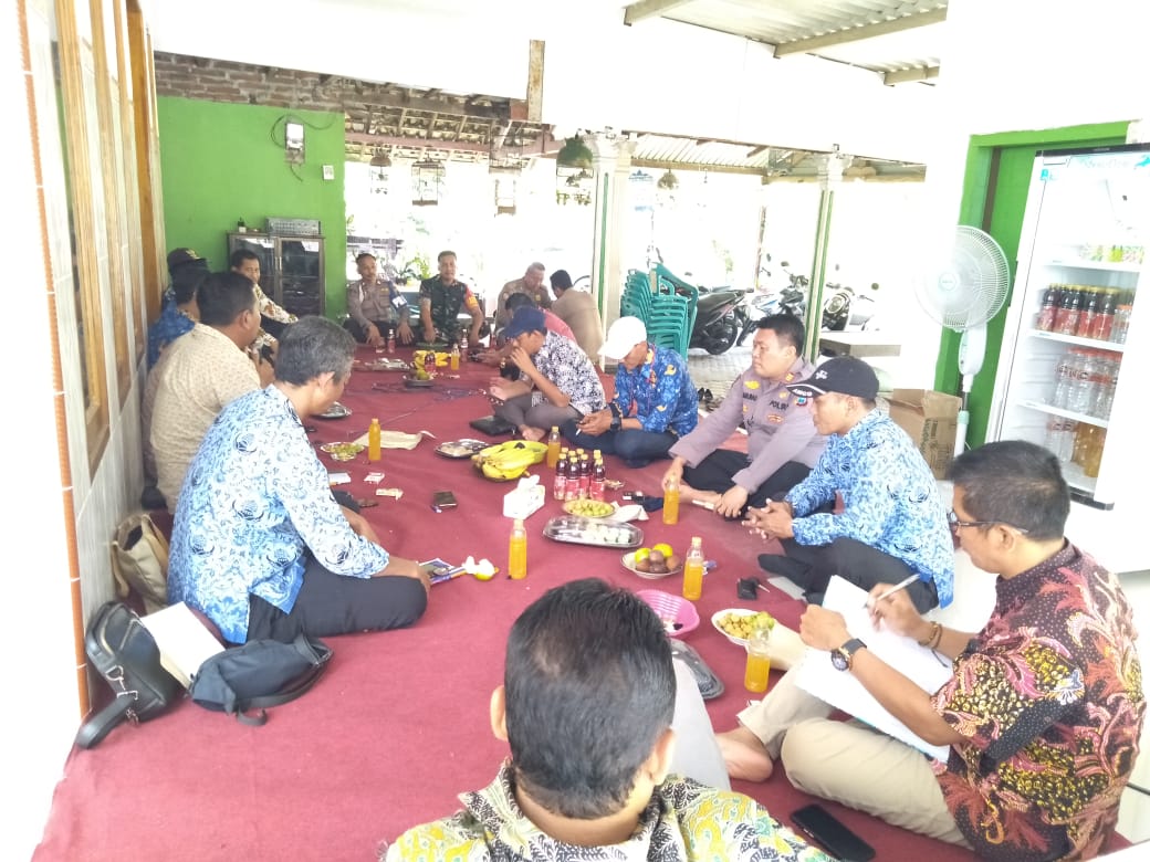 Babinsa Koramil Tulangan Hadiri Pertemuan Rutin Paguyuban Kepala Desa Se Kecamatan Tulangan