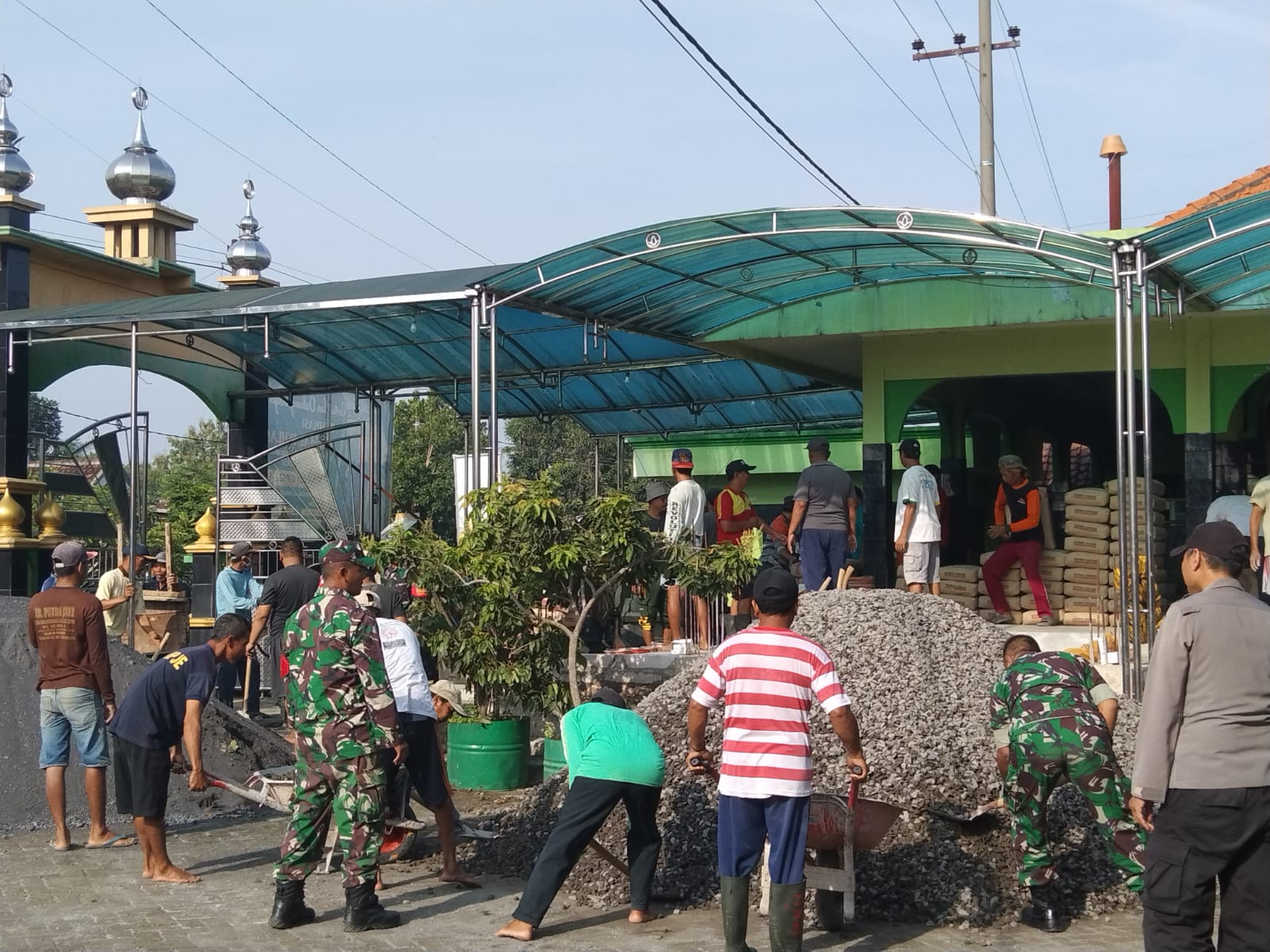 Anggota Koramil 0816/11 Tarik Bersama Warga Desa Segodobancang Melaksanakan Gotong Royong Bangun Masjid