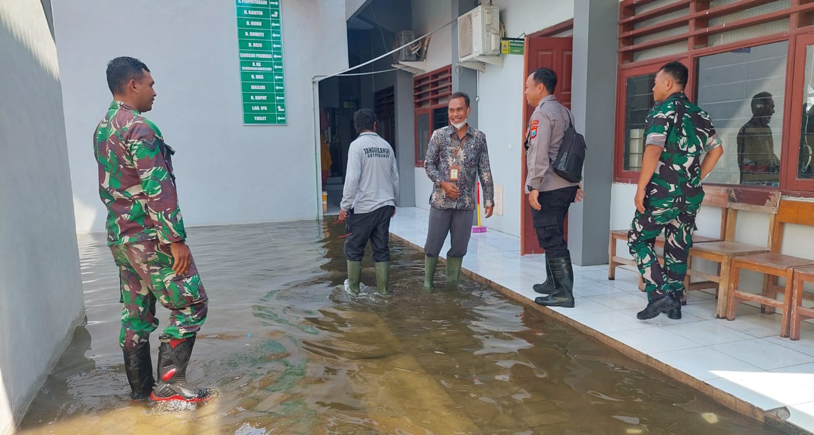 Danramil 0816/06 Tanggulangin Bersama Forkopimka Tanggulangin Meninjou Lokasi Genangan Air Di Desa Kedung Banteng
