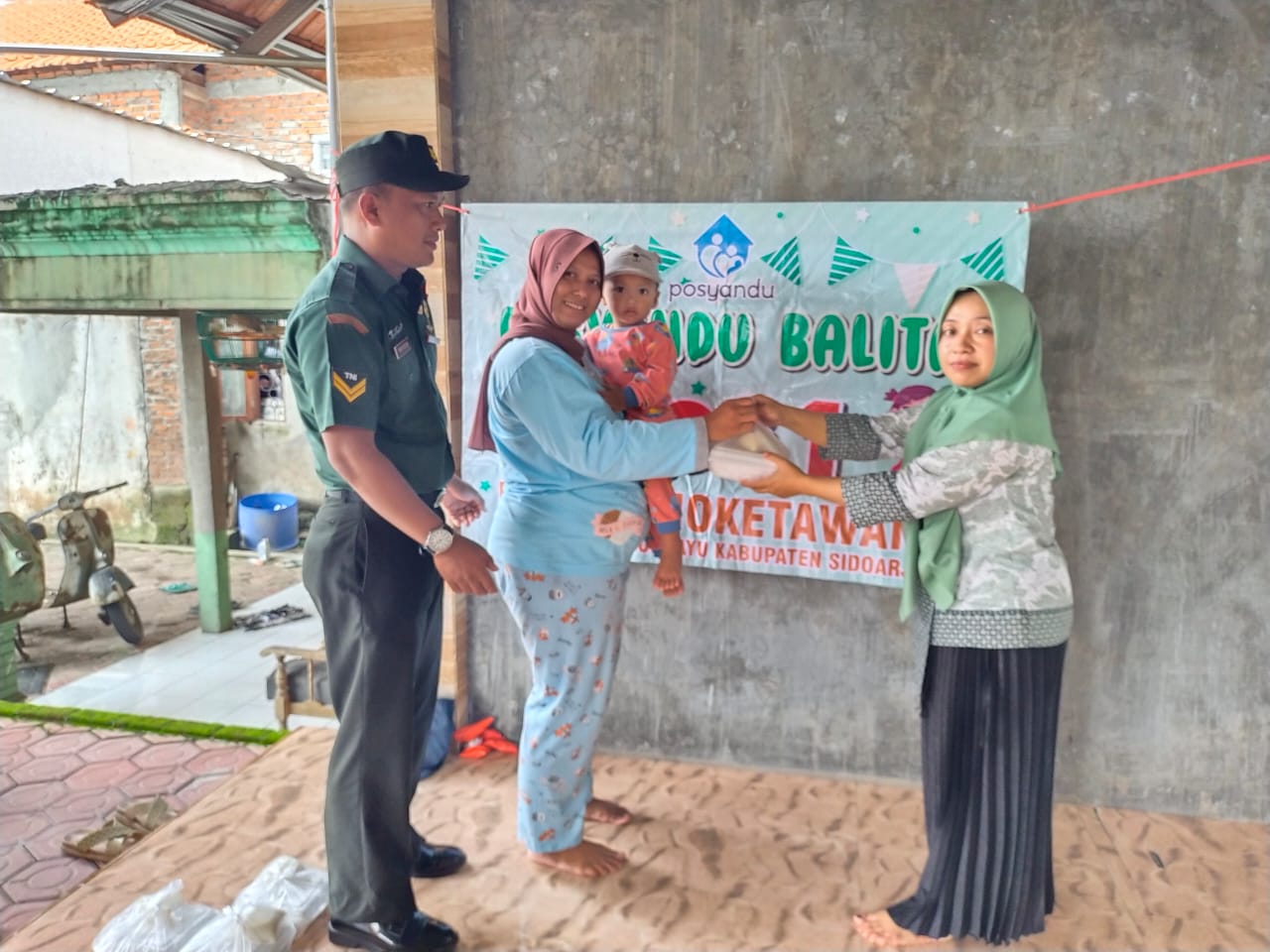 Wujudkan Balita Sehat, Babinsa Koramil 0816/13 Wonoayu Dampingi Pelaksanaan Posyandu Di Desa Binaan