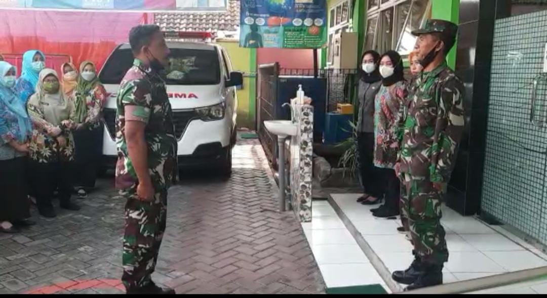 Anggota Babinsa Koramil 0816/06/Tanggulangin Mlaks Giat Pelatihan PBB Kepada Petugas & Pegawai Puskesmas