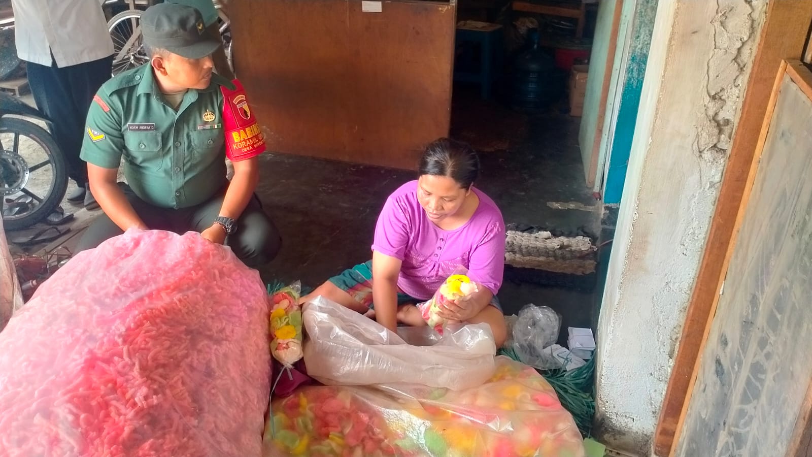 Babinsa Koramil 0816/12 Prambon melaksanakan Komsos dengan pemilik usaha UMKM
