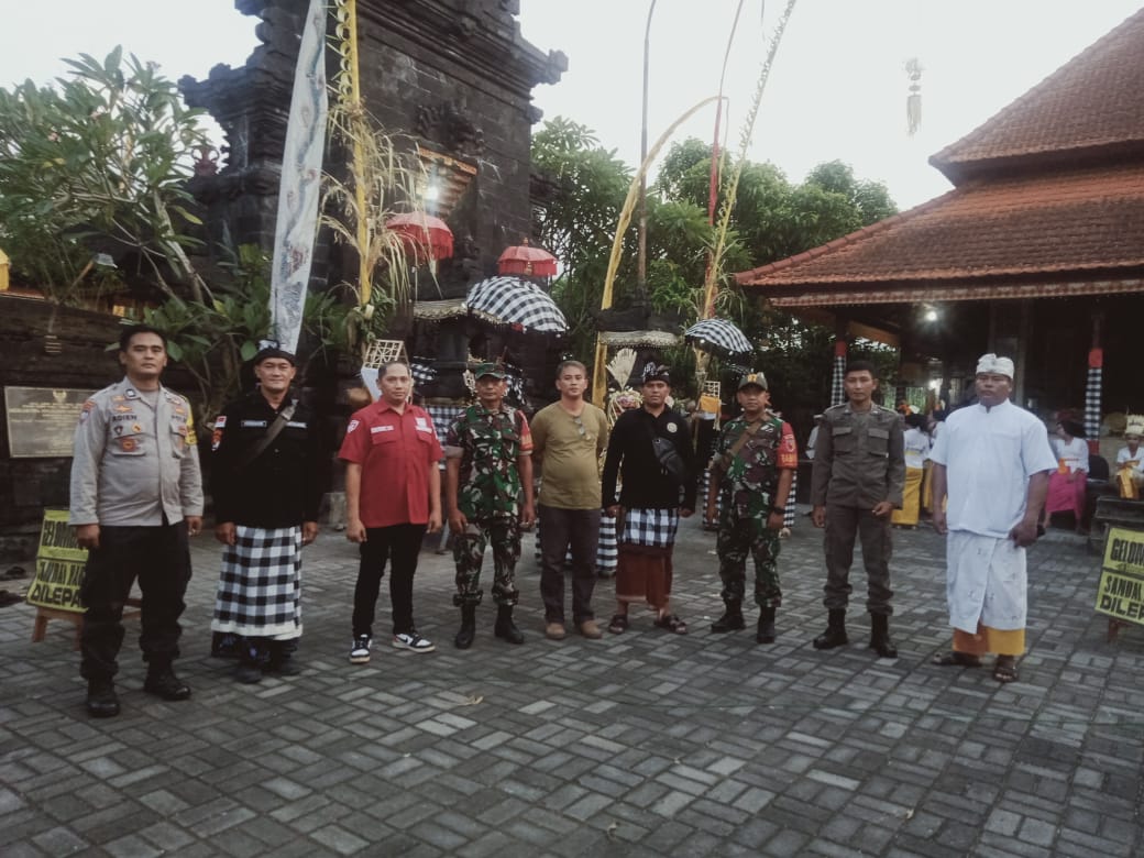 Anggota Ramil 0816/07 Krembung Laksanakan Pam Perayaan Hari Raya Kuningan dan Piodolan di Pura Margowening