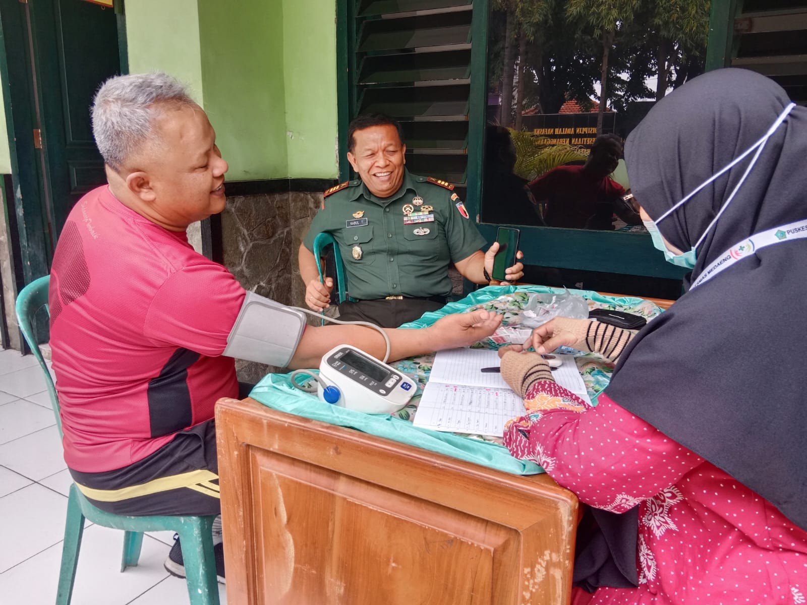 ANGGOTA KORAMIL 0816/16 WARU LAKSANAKAN PEMERIKSAAN KESEHATAN SECARA BERKALA
