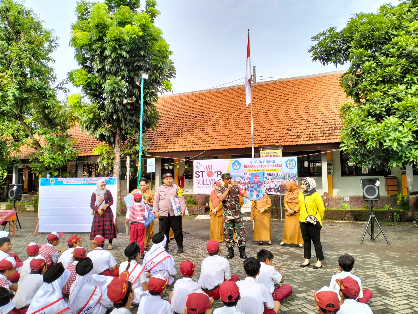 BABINSA NGINGAS KORAMIL 0816/16 WARU MEMBERIKAN HIMBAUAN KAMPANYE STOP BULLYING KEPADA MURID SDN 1 NGINGAS