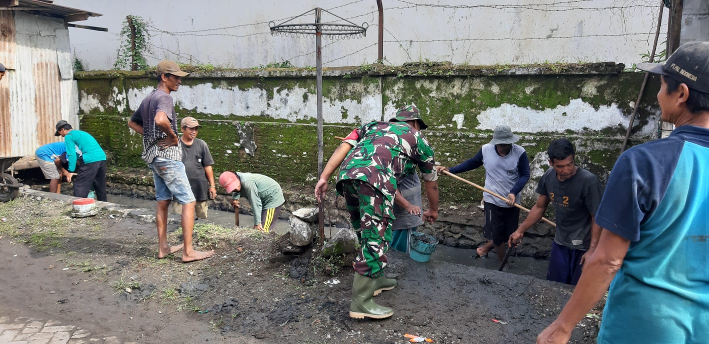 Babinsa Koramil 0816/12 Prambon bersama warga melaksanakan giat Kerja Bhakti