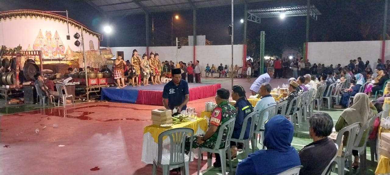 Pelda Marjuki melakukan monitoring Pagelaran Wayang Kulit Ruwat Desa.