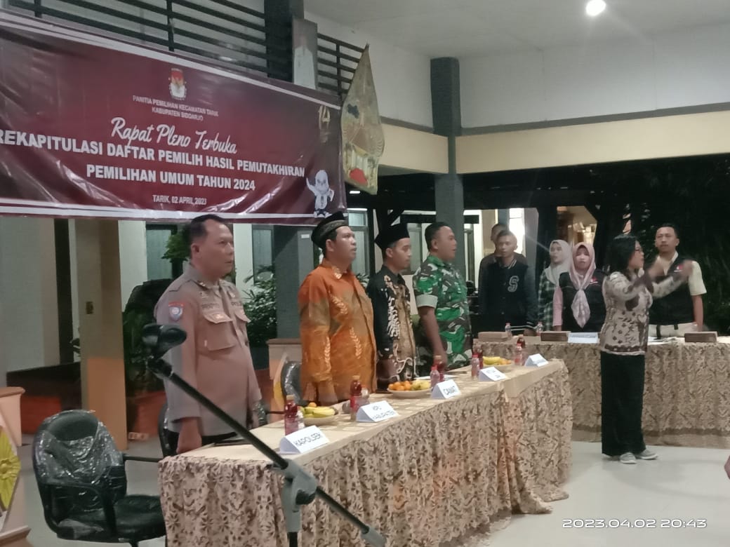 Peltu Edi Siswanto Koramil 0816/11 Tarik Hadiri Rapat Pleno Rekapitulasi Data Pemilih Hasil Pemutahiran (DPHP) Pemilu 2024 Tingkat Kecamatan