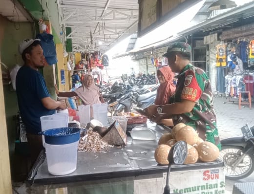 Babinsa Koramil 15/Sukodono Cek Harga Sembako Di Pasar Tradisional