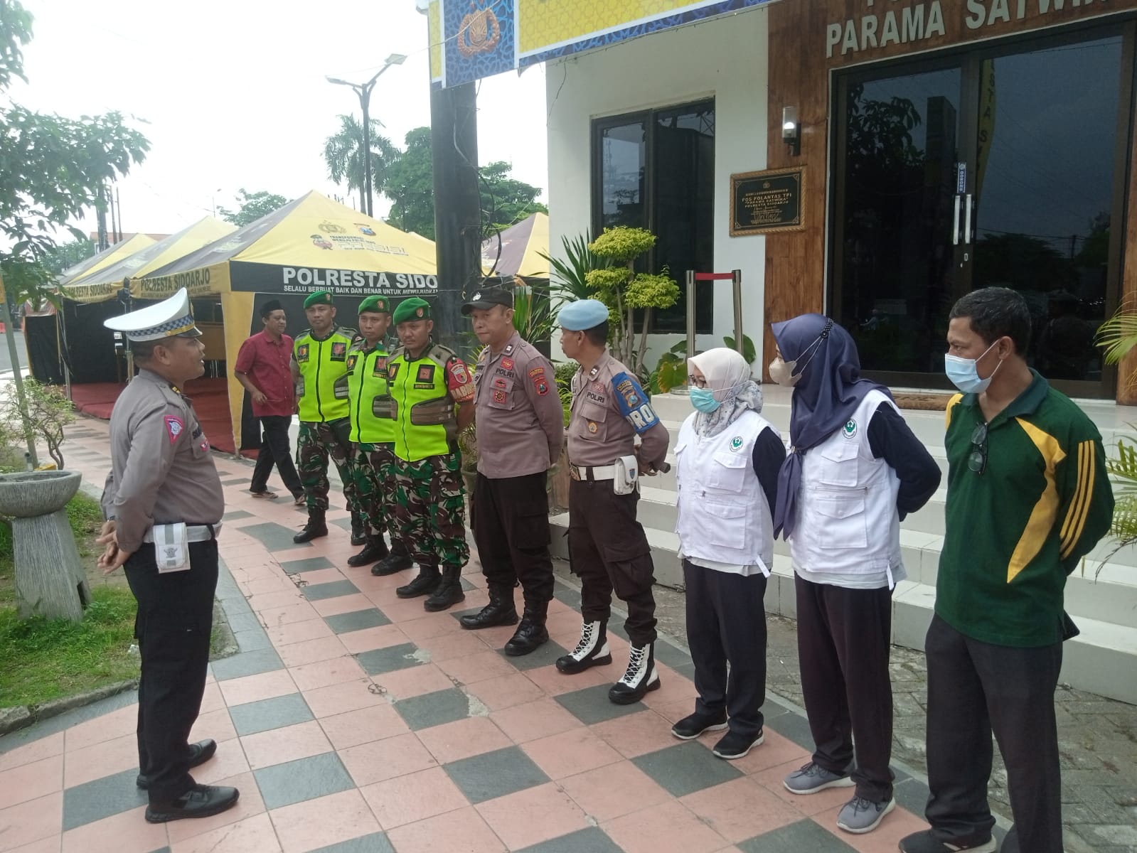 Anggota Ramil 0816/07 Krembung Ikut Laksanakan Pengamanan dan Pemantauan Arus Balik Hari Raya Idul Fitri 1444 H di Posyan TPI Sidoarjo.