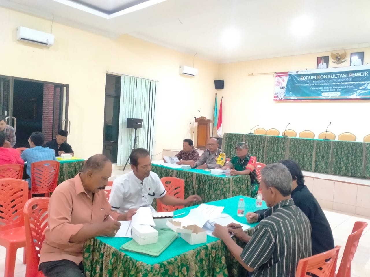 Babinsa 0816/01 Sarirogo Sidoarjo dampingi Tim Regsosek BPS di wilayah binaannya.