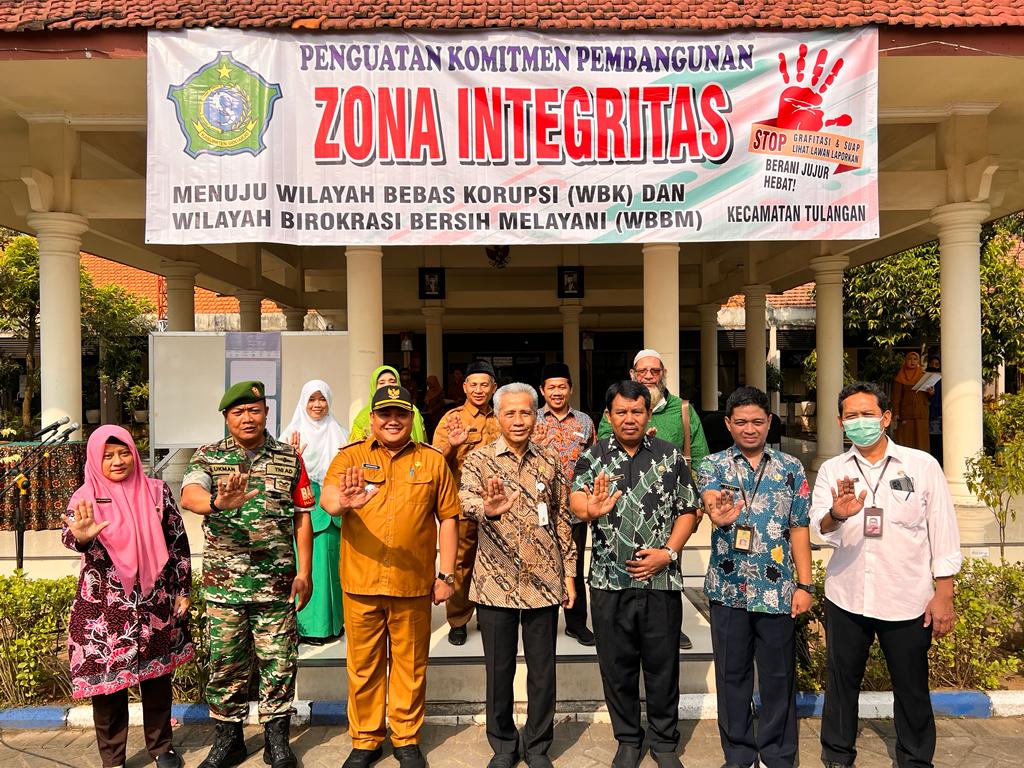 Mewakili Danramil Babinsa Koramil 0816/05 Peltu Lukman.N Hadiri Apel Deklarasi Pencanangan Zona Integritas Berpredikat WBK Menuju WBBM