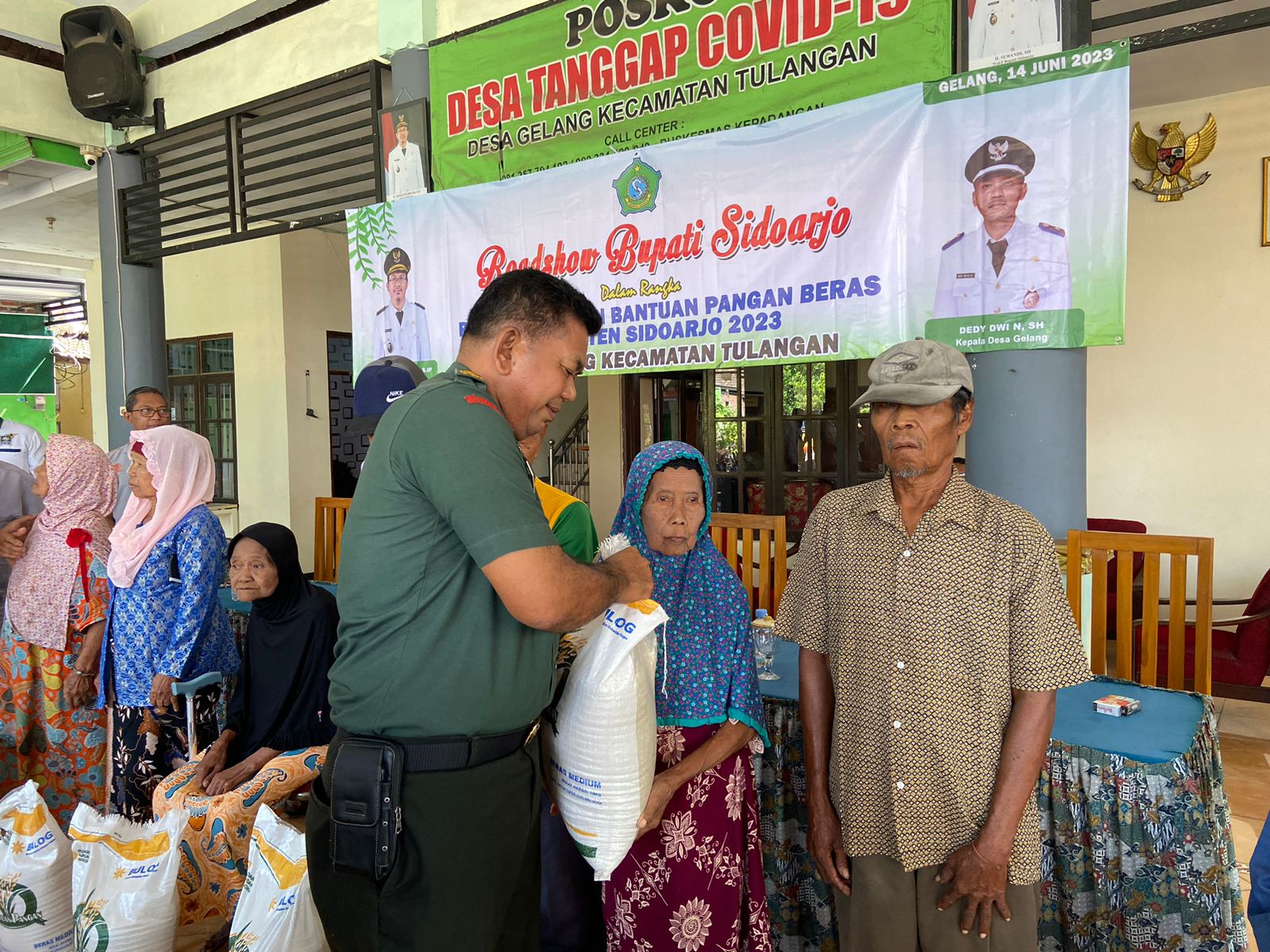 Pastikan Tepat Sasaran Para Babinsa Melaksanakan Pendampingan Penyaluran beras PKH