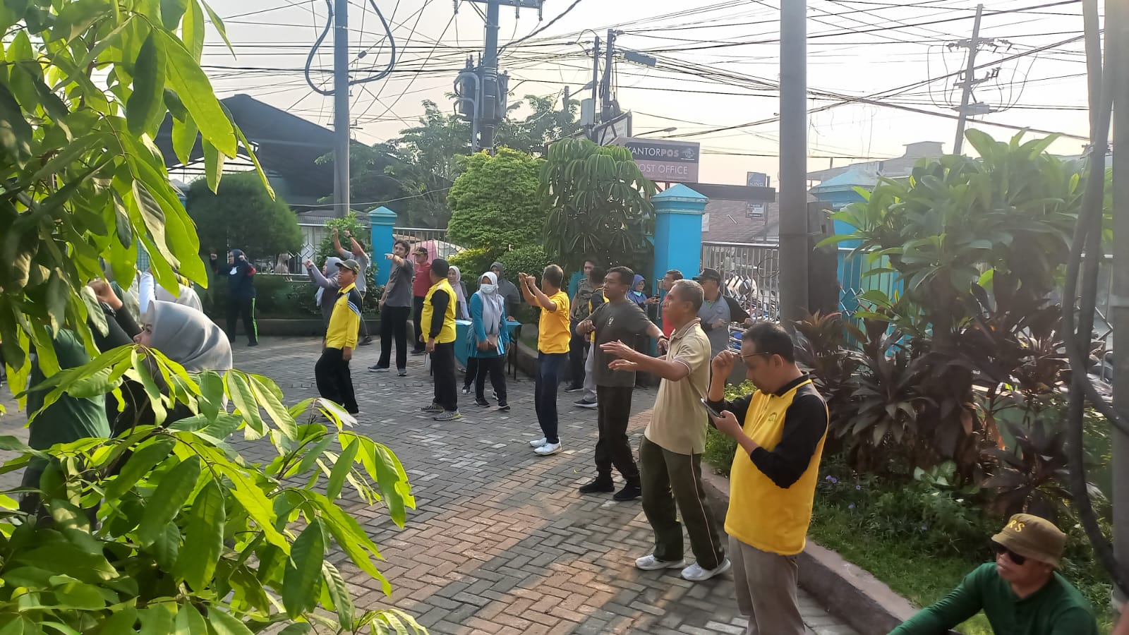 Koramil 0816/16 Waru bersama Forkopimka Waru melaksanakan senam SKJ 88