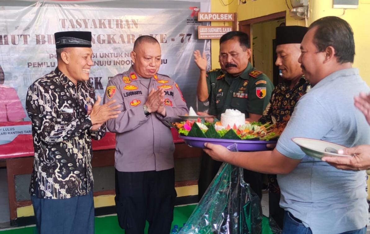 Danramil 0816/11 Tarik Beserta Anggota Berikan Kejutan Dalam Rangka HUT Polri Di Polsek Tarik