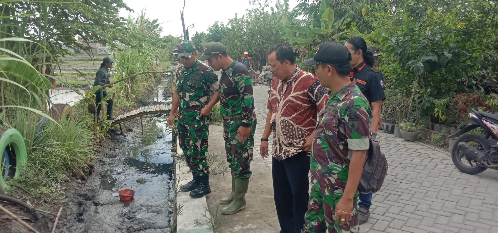 Dandim 0816/Sidoarjo terjun langsung dalam pembangunan irigasi di Desa Sidorejo Kecamatan Krian.