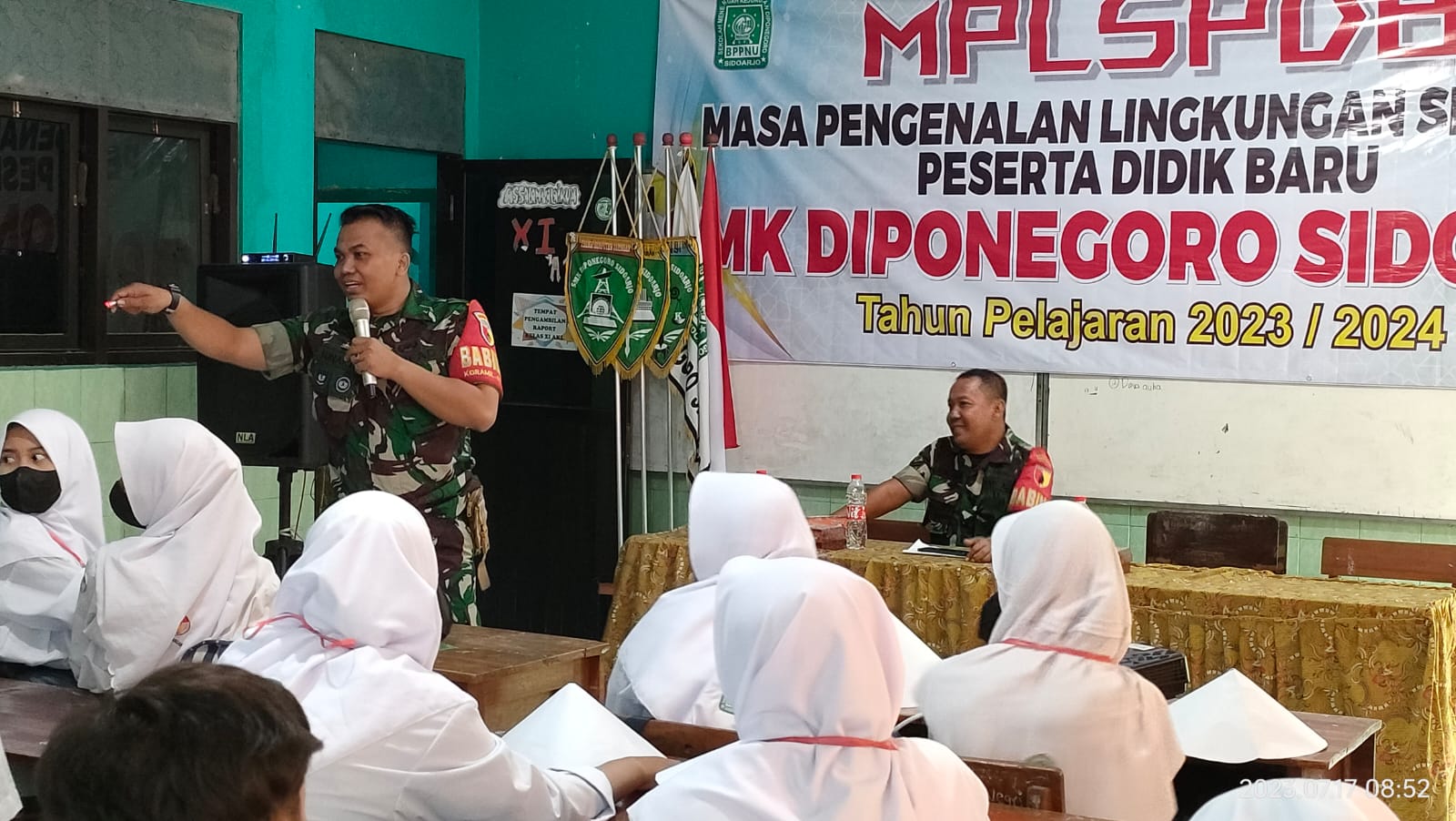 Bentuk karakter unggulan, Sertu Koim tanamkan disiplin saat MPLS di SMK Diponegoro Sidoarjo.