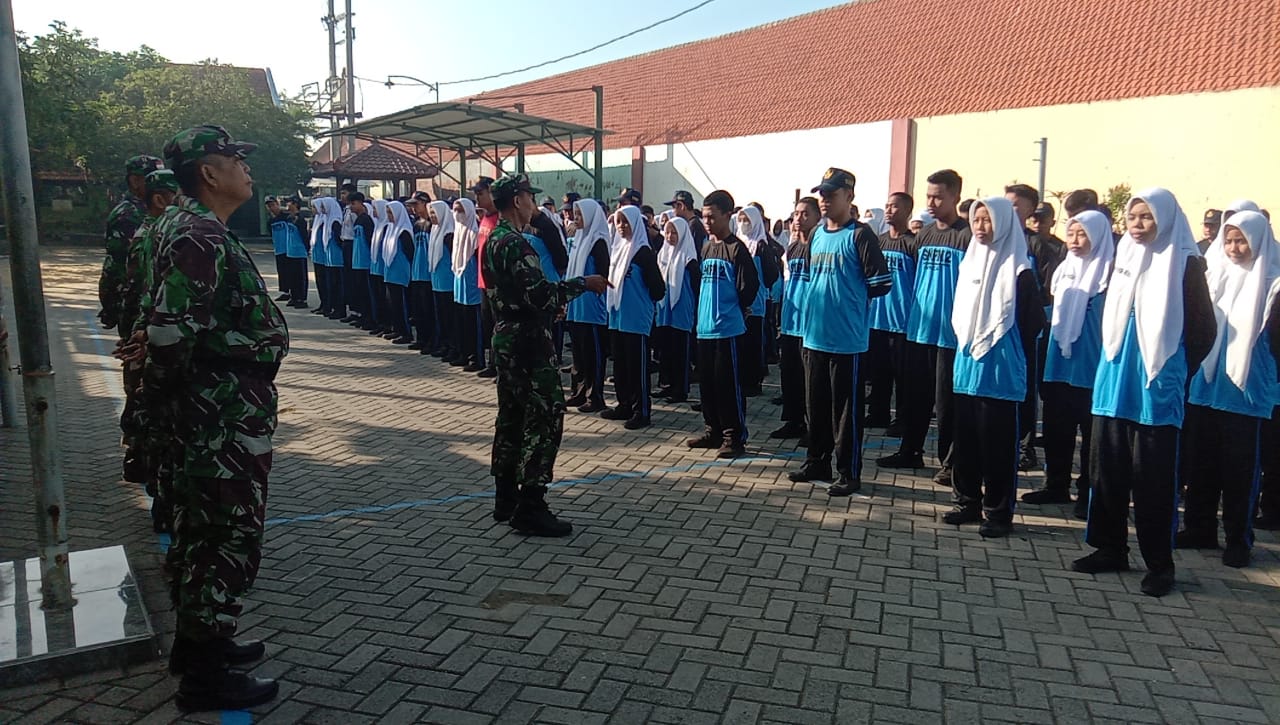 Program MTTS, Babinsa Koramil 0816/13 Wonoayu Berikan Materi Wasbang dan PBB pada MPLS SMPN 2 Wonoayu
