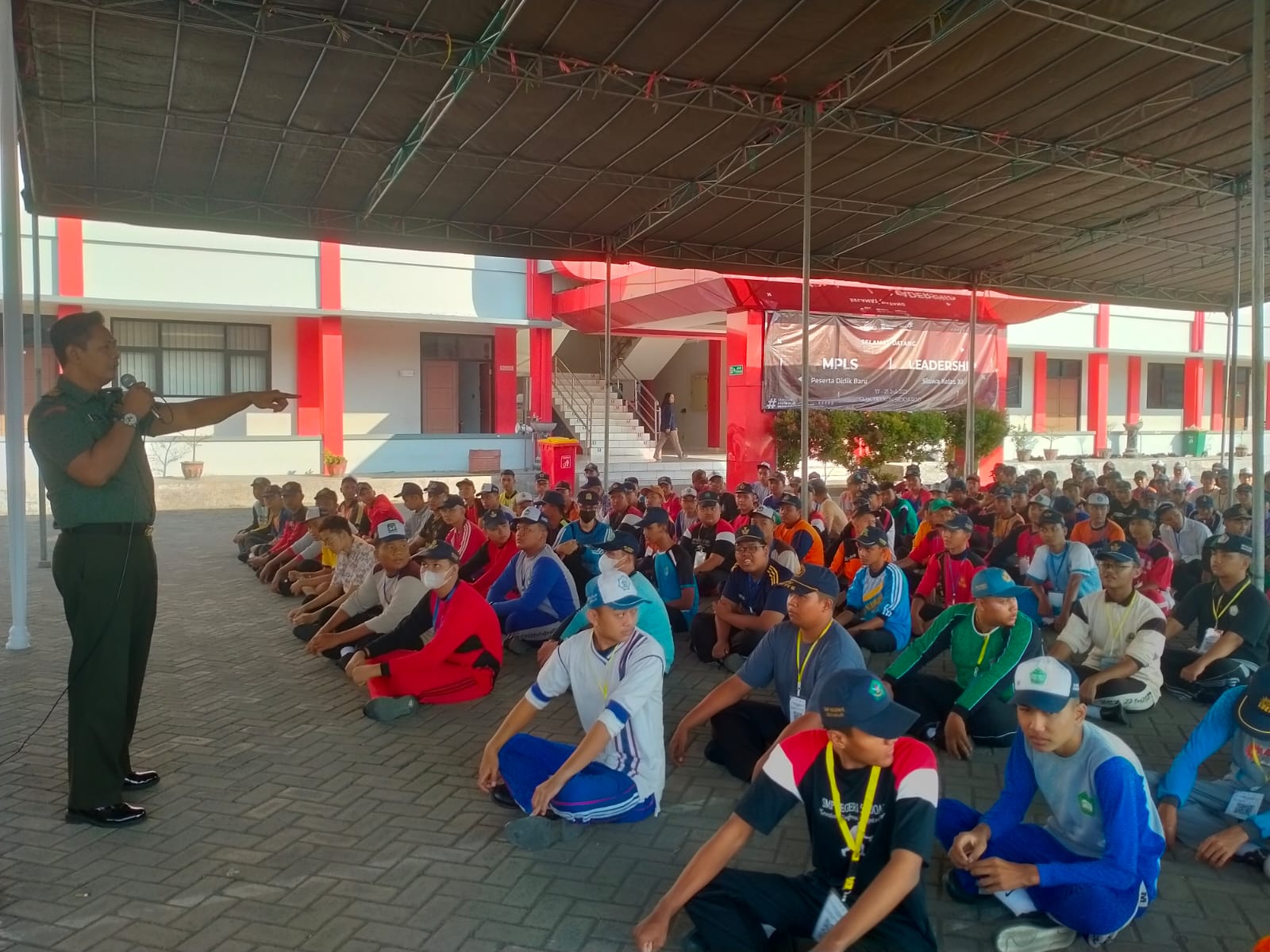 Tingkatkan Nasionalisme, Danramil 0816/01 Gencarkan Wasbang Pada Siswa SMK Telkom Sidoarjo