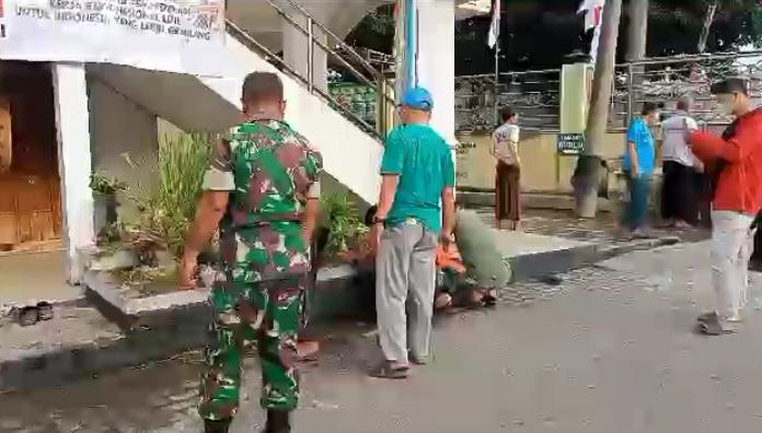 Kebersamaan Babinsa Koramil 0816/11 Tarik Dengan Warga Masyarakat Desa Binaan