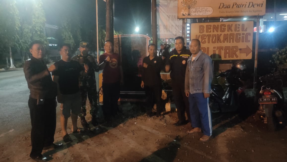 Tiga pilar kecamatan Sidoarjo pendampingan penertiban atribut PSHT di desa Jati Sidoarjo.