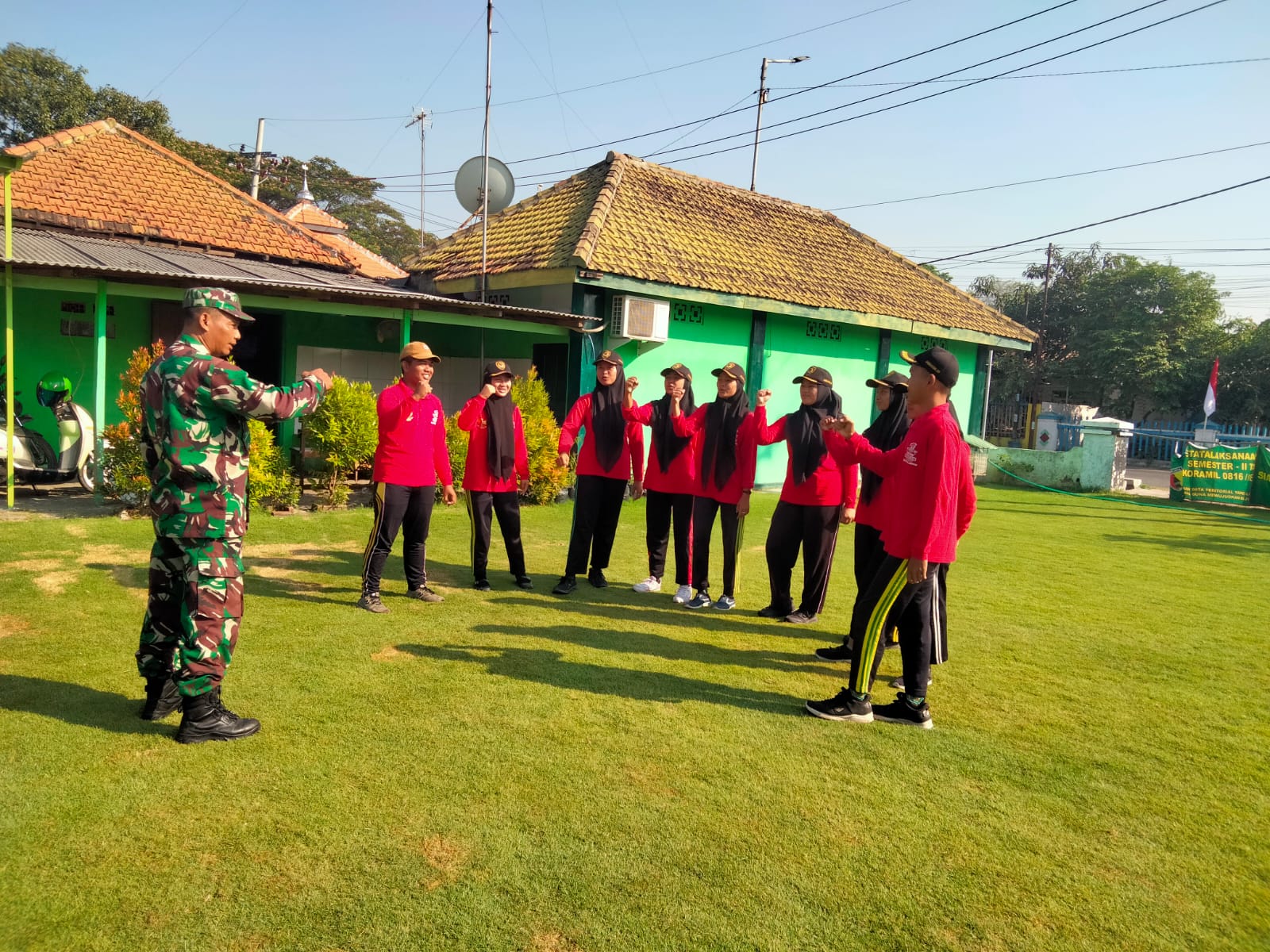 Menyongsong HUT RI ke 78, Babinsa Koramil 0816/08 Jabon Latih Paskibraka Tingkat Kecamatan Jabon 